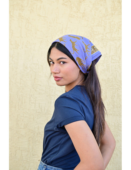 Femme portant le petit foulard Fauve Bleu horizon 50x50 cm en bandana.
