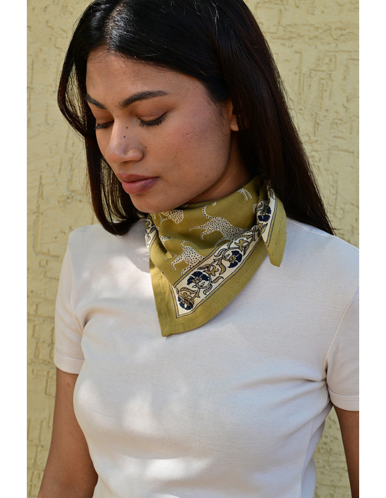 Gros plan sur les léopards imprimés à la main aux encres végétales.