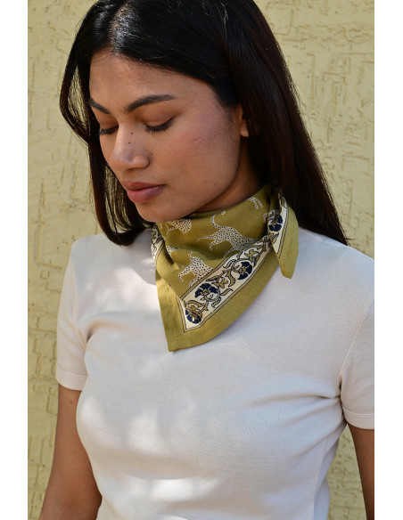 Gros plan sur les léopards imprimés à la main aux encres végétales.