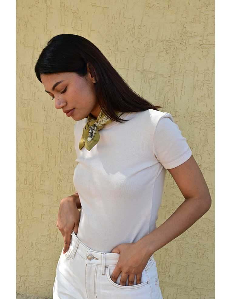 Femme portant le petit foulard Fauve Noix 50x50 cm noué autour du cou.