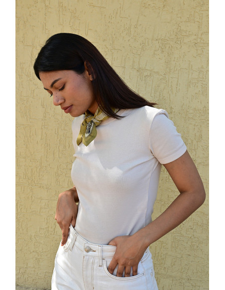 Femme portant le petit foulard Fauve Noix 50x50 cm noué autour du cou.