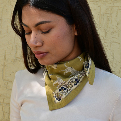 Petit foulard 50x50 cm Fauve Noix en coton blockprint.