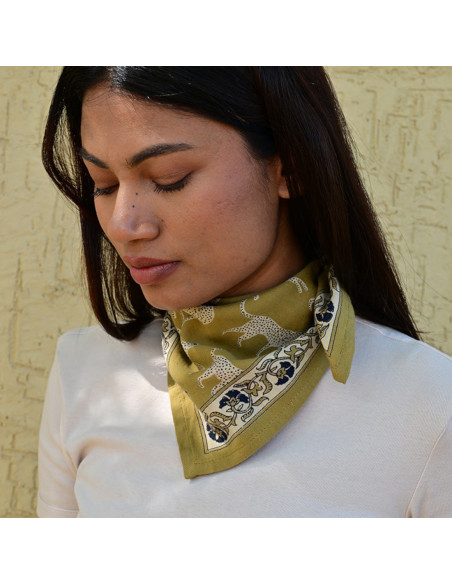 Petit foulard 50x50 cm Fauve Noix en coton blockprint.