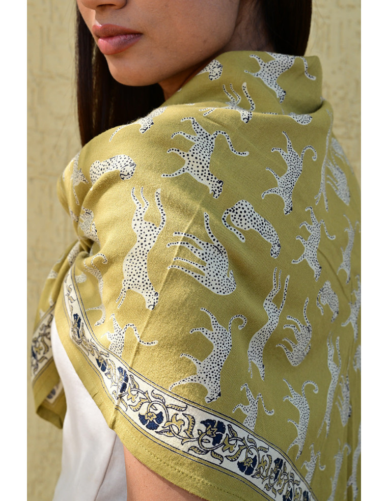 Gros plan sur les léopards imprimés à la main aux encres végétales.