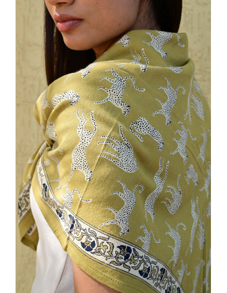 Gros plan sur les léopards imprimés à la main aux encres végétales.