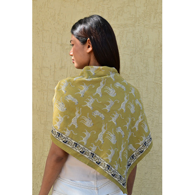 Grand foulard 100x100 cm Fauve Noix en coton blockprint motifs léopards. 2