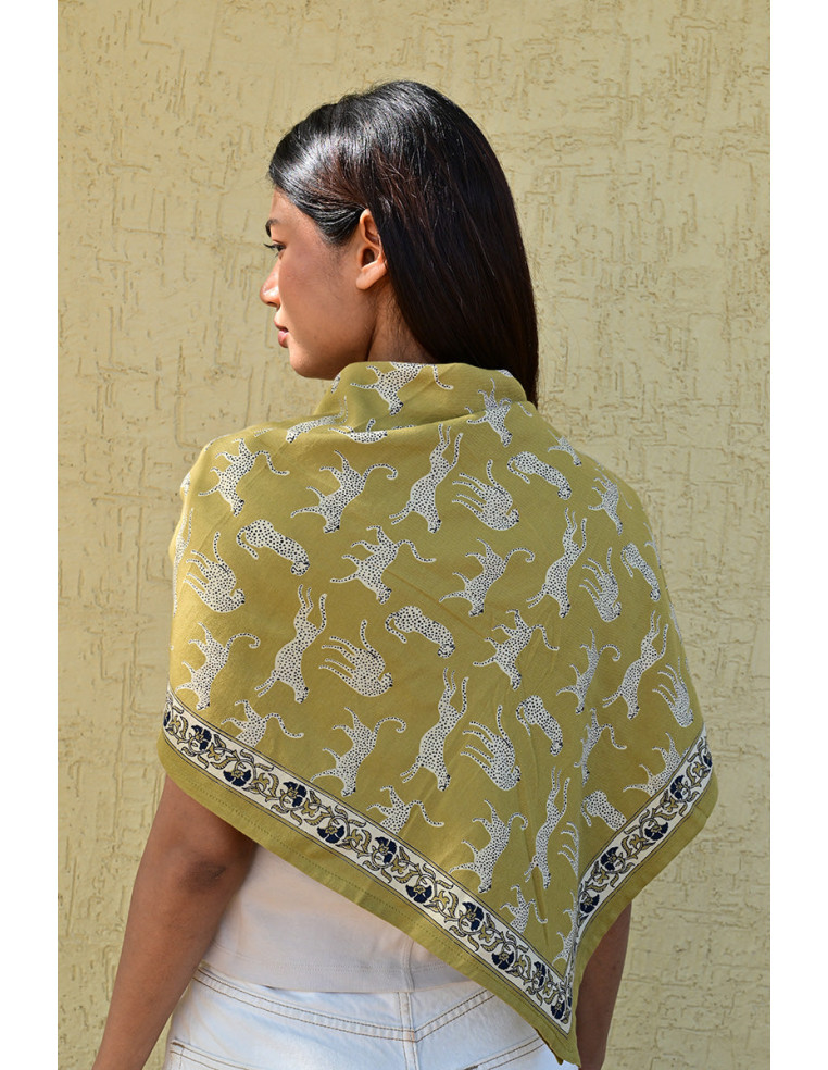 Grand foulard 100x100 cm Fauve Noix en coton blockprint porté sur le dos.