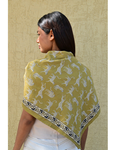 Grand foulard 100x100 cm Fauve Noix en coton blockprint porté sur le dos.