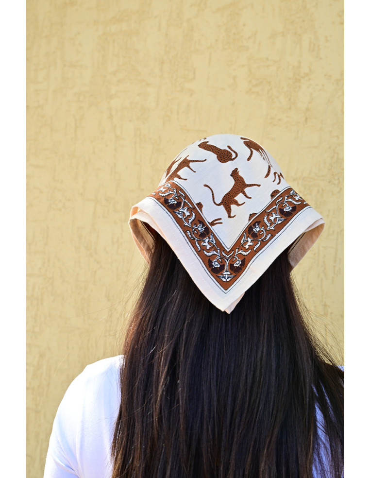 Femme portant le petit foulard Fauve Latte 50x50 cm en bandana.