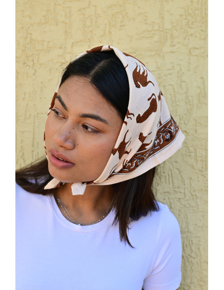 Femme portant le petit foulard Fauve Latte 50x50 cm en bandana.