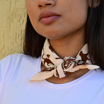 Petit foulard 50x50 cm Fauve Latte en coton blockprint motifs léopards.