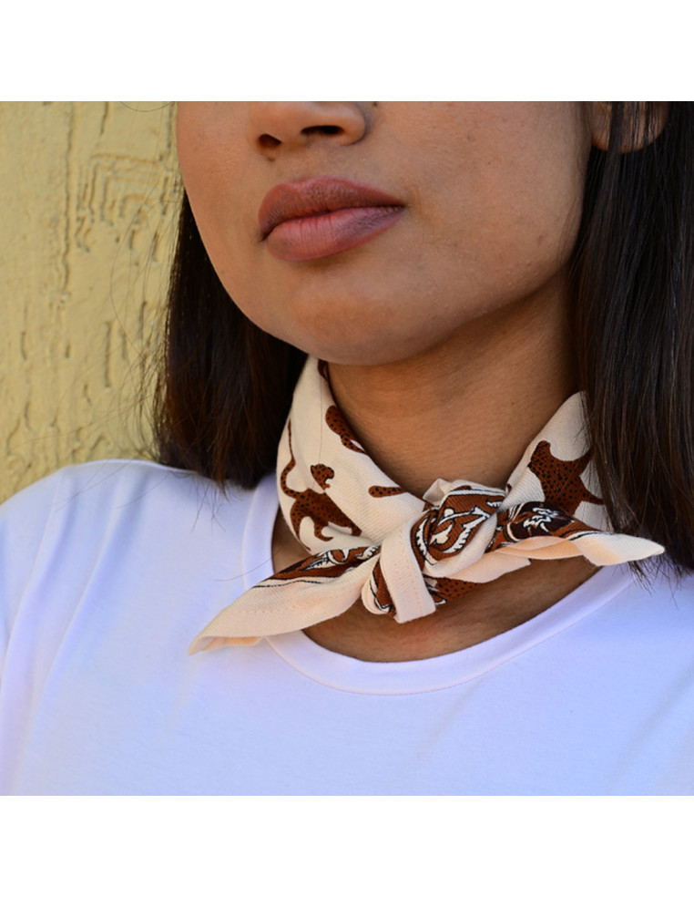 Petit foulard 50x50 cm Fauve Latte en coton blockprint motifs léopards.