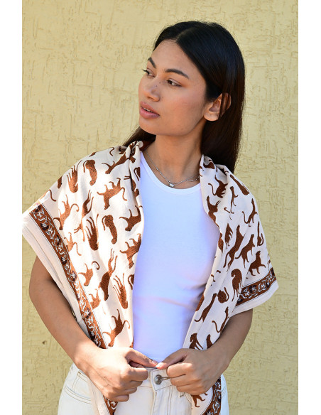 Grand foulard 100x100 cm Fauve Latte en coton blockprint porté.