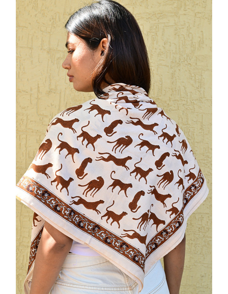 Grand foulard 100x100 cm Fauve Latte en coton blockprint porté.