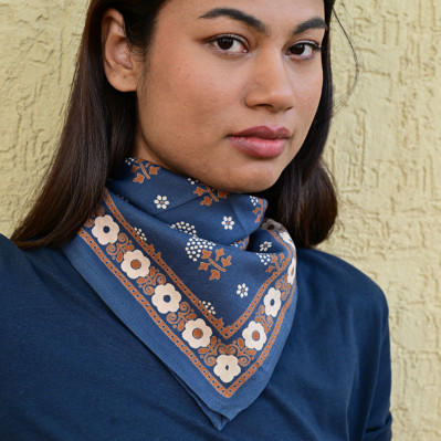 Petit foulard 50x50 cm Anastase Bleu marine en coton blockprint.