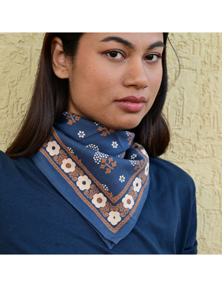 Petit foulard 50x50 cm Anastase Bleu marine en coton blockprint.
