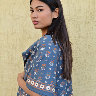 Grand foulard 100x100 cm Anastase Bleu marine en coton blockprint.