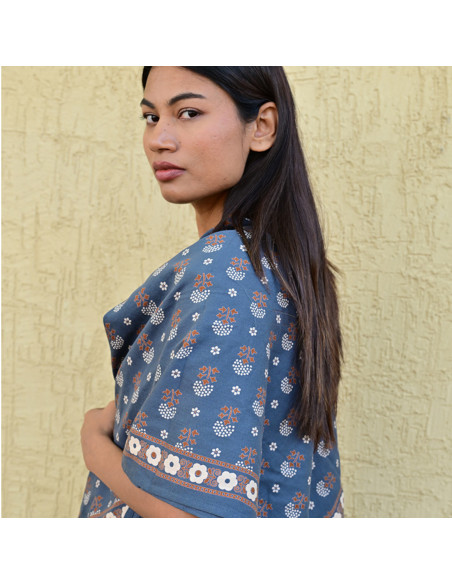 Grand foulard 100x100 cm Anastase Bleu marine en coton blockprint.