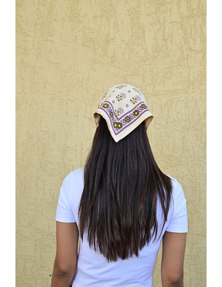 Femme portant le petit foulard Anastase latte 50x50 cm en bandana.