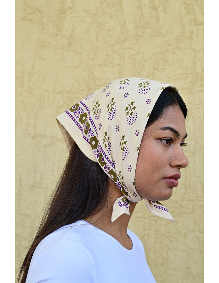 Femme portant le petit foulard Anastase latte 50x50 cm en bandana.