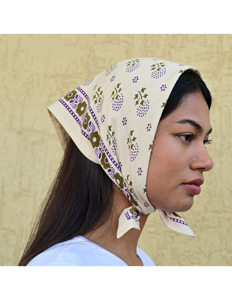 Femme portant le petit foulard Anastase latte 50x50 cm en bandana.