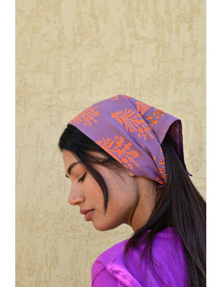 Gros plan sur l'impression blockprint aux encres végétales sur coton violet.