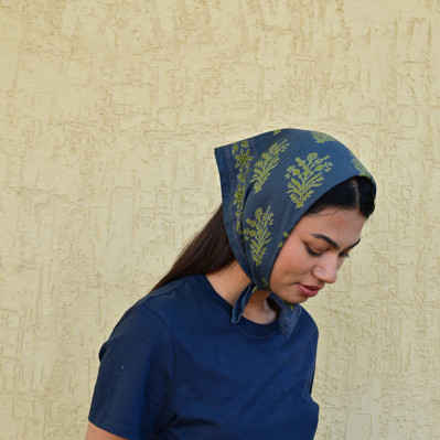 Petit foulard Galatie bleu marine 50x50 cm en twill de coton indien.