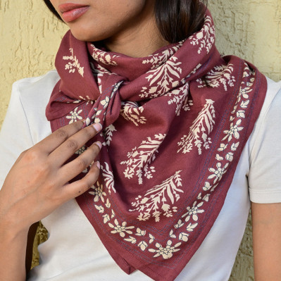 Grand foulard Galatie bordeaux  100x100 cm en twill de coton indien.