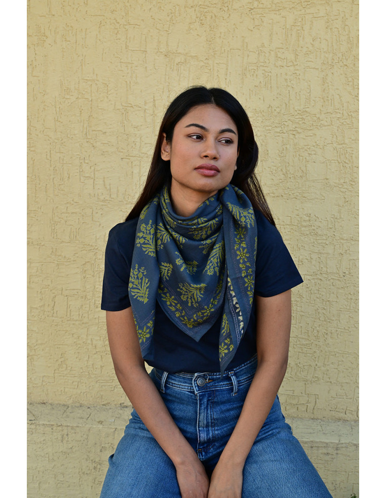 Bandana Galatie motifs floraux jaunes porté autour du cou.