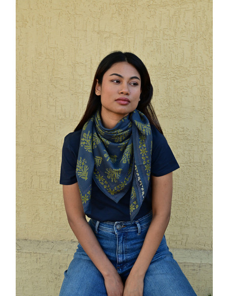 Bandana Galatie motifs floraux jaunes porté autour du cou.