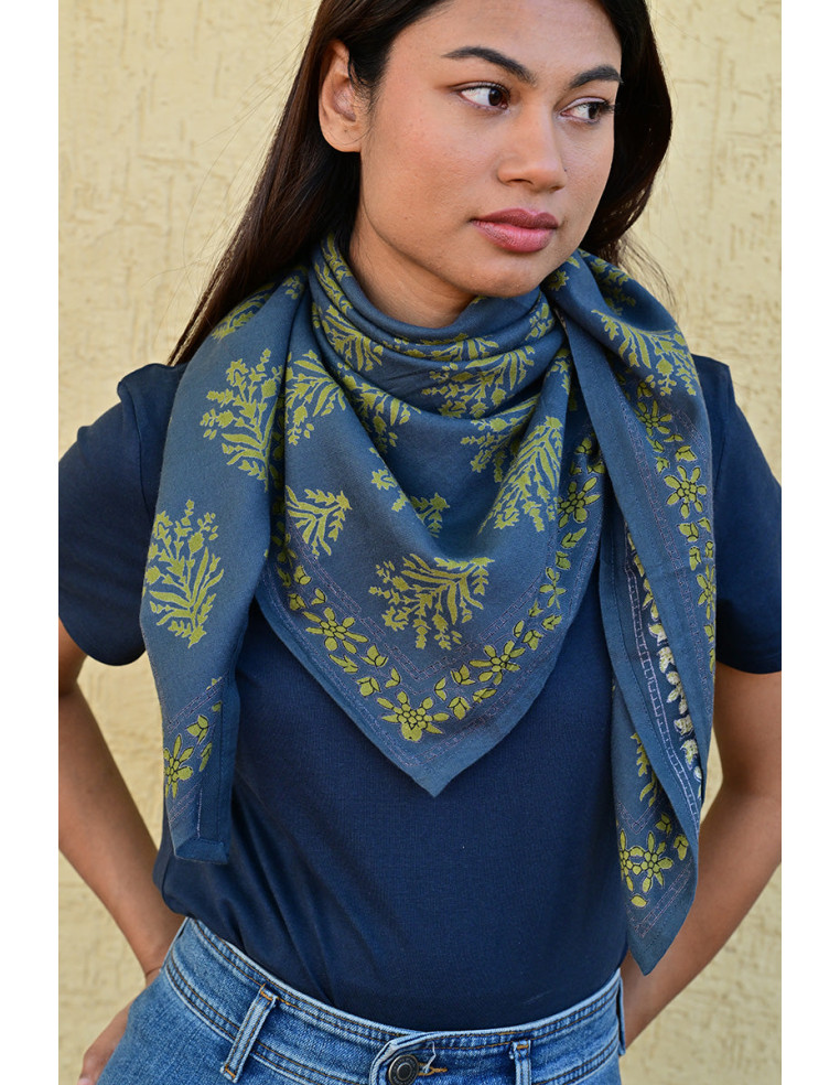 Gros plan sur l'impression blockprint aux encres végétales sur coton bleu marine.