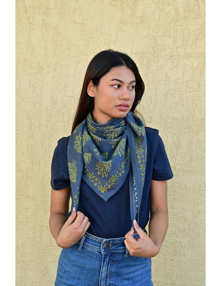 Bandana Galatie motifs floraux jaunes porté autour du cou.