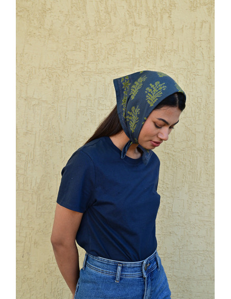 Bandana Galatie motifs floraux jaunes porté en bandana.