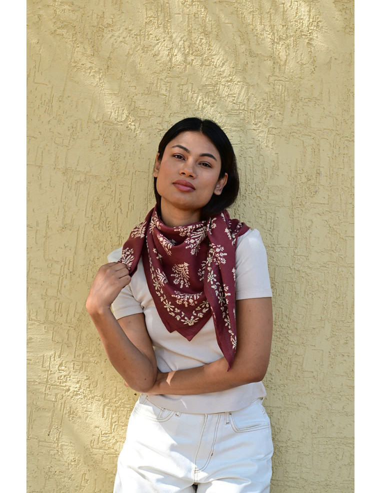 Bandana Galatie motifs floraux écru porté autour du cou.