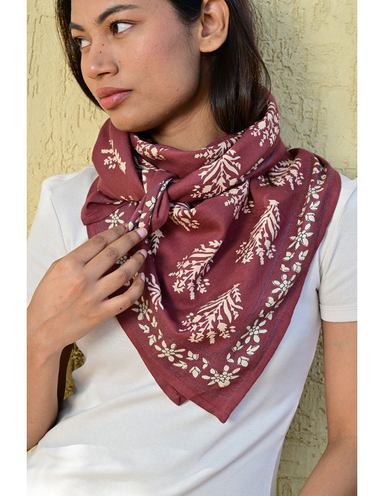 Gros plan sur l'impression blockprint aux encres végétales sur coton bordeaux.