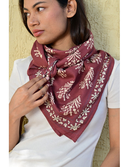 Gros plan sur l'impression blockprint aux encres végétales sur coton bordeaux.