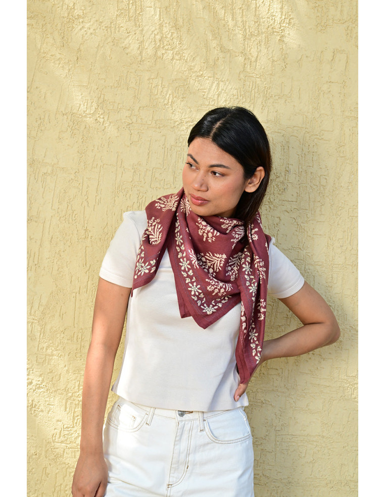 Bandana Galatie motifs floraux écru porté autour du cou.