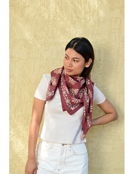 Bandana Galatie motifs floraux écru porté autour du cou.