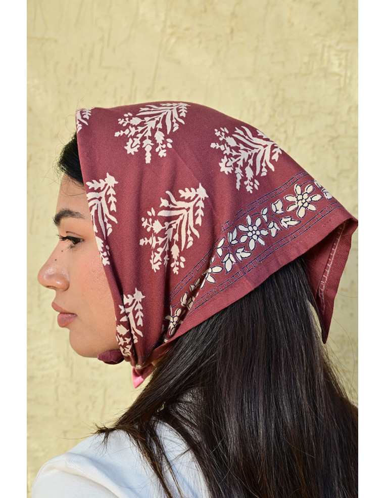 Bandana Galatie motifs floraux écru porté en bandana.