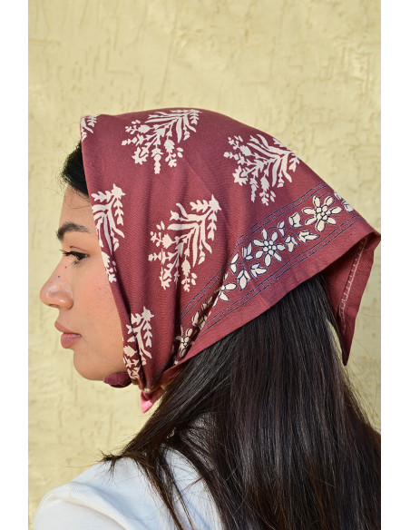 Bandana Galatie motifs floraux écru porté en bandana.