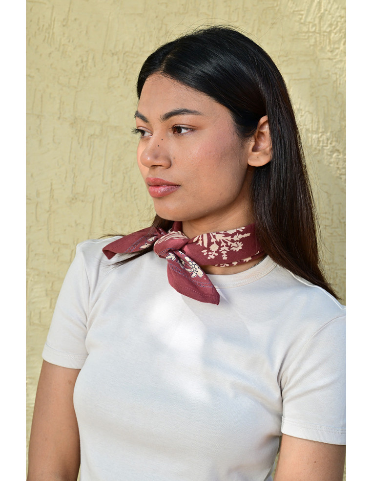 Bandana Galatie motifs floraux écru porté noué autour du cou.