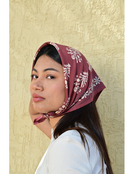 Bandana Galatie motifs floraux écru porté en bandana.