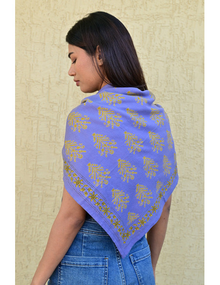 Gros plan sur l'impression blockprint aux encres végétales sur coton bleu.