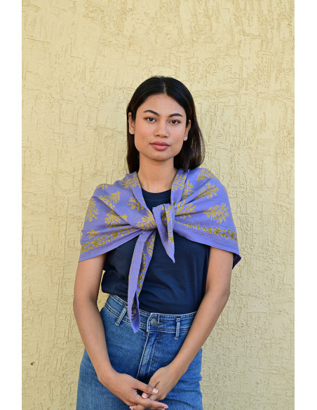 Bandana Galatie motifs floraux ocres porté autour du cou.