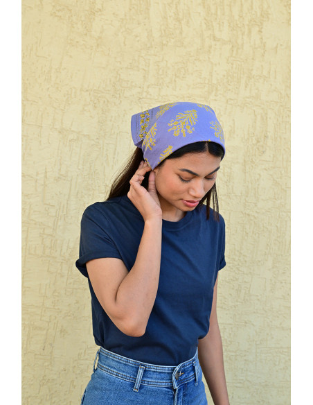 Bandana Galatie motifs floraux ocres porté en bandana.