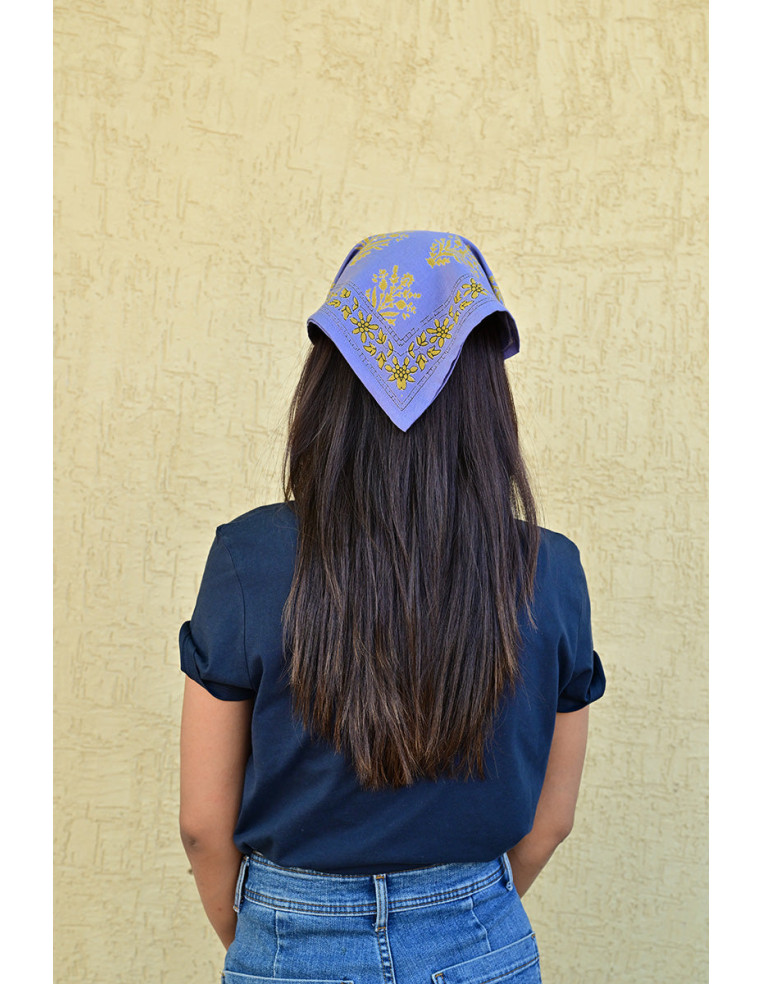 Bandana Galatie motifs floraux ocres porté en bandana.