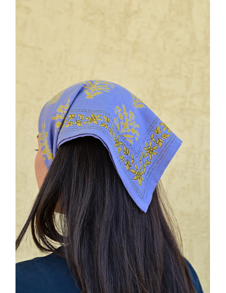 Gros plan sur l'impression blockprint aux encres végétales sur coton bleu.