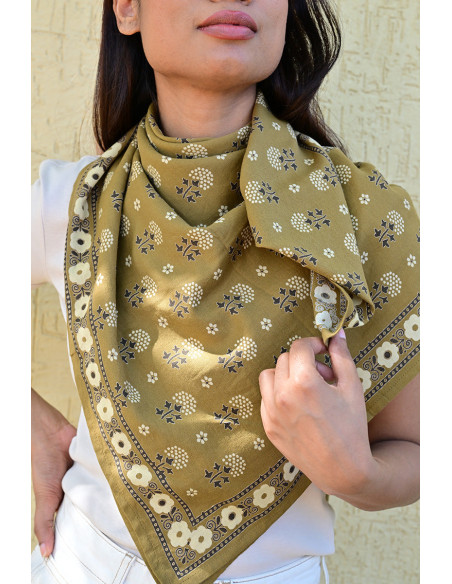 Femme portant le grand foulard Anastase bistre 100x100 cm autour du cou.