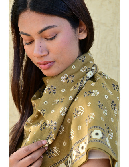 Gros plan sur le grand foulard coton Anastase motifs floraux bistre.