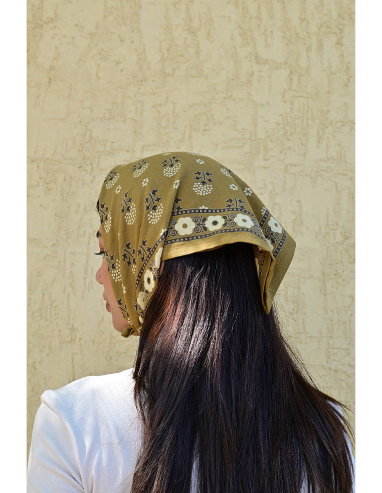 Gros plan sur le petit foulard coton Anastase motifs floraux bistre.